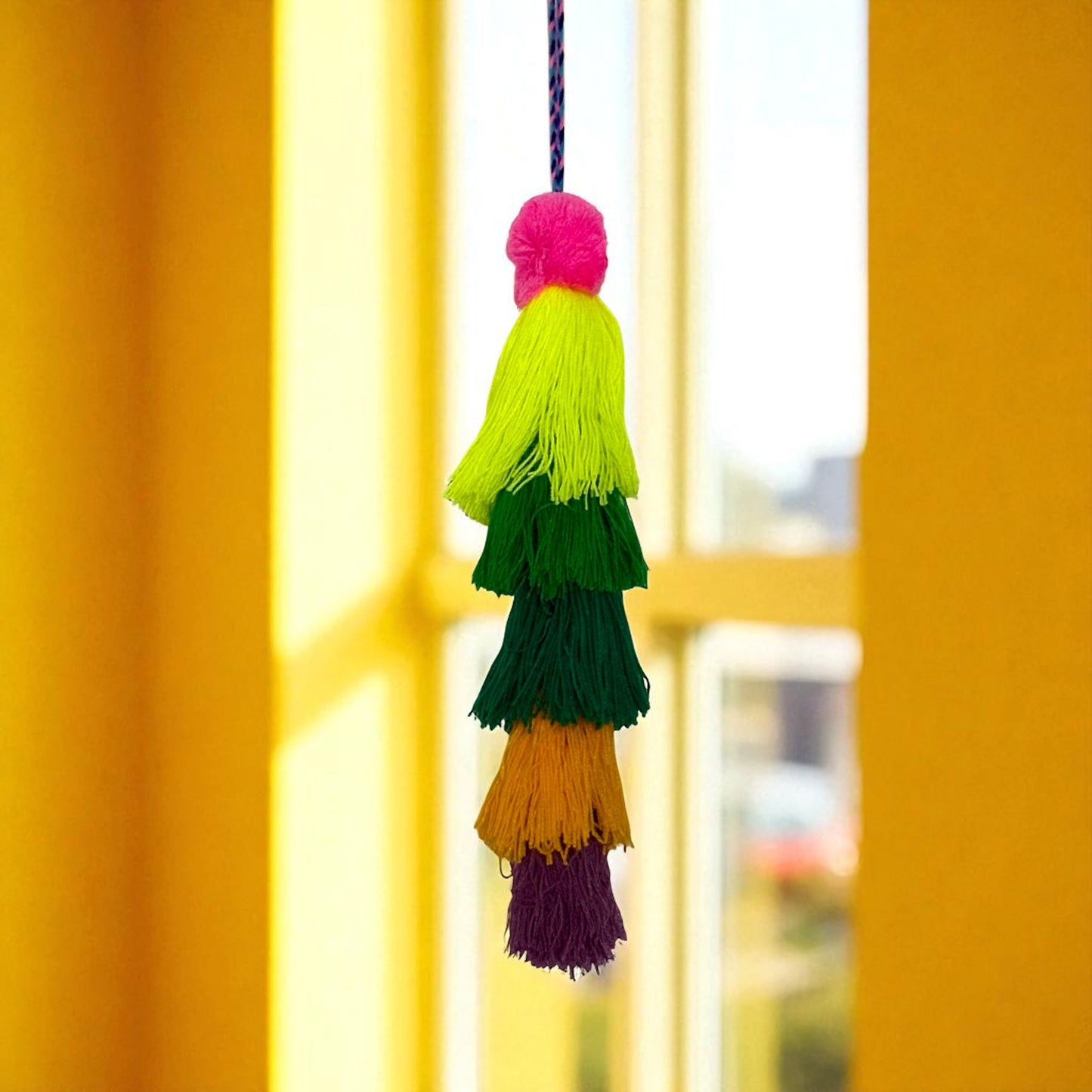 Pompons en laine artisanaux – Déco murale colorée