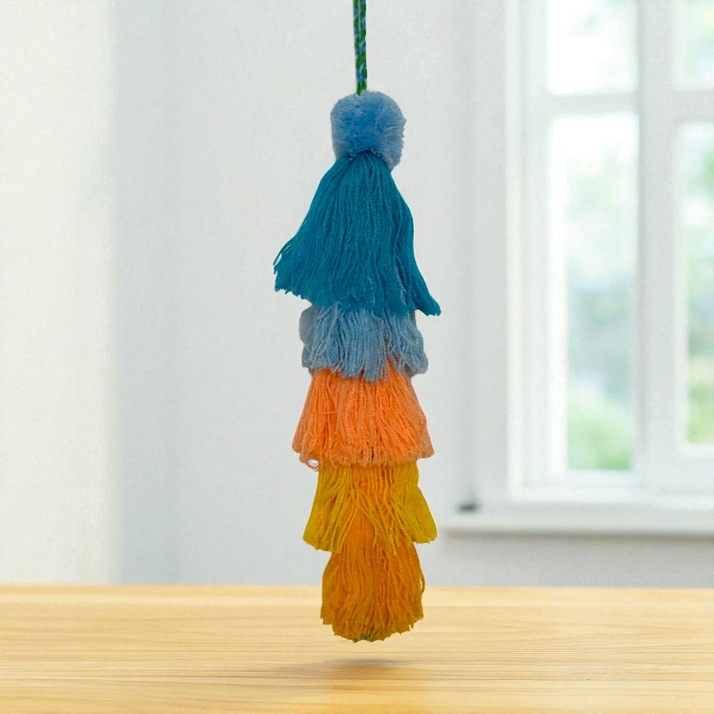 Pompons en laine artisanaux – Déco murale colorée