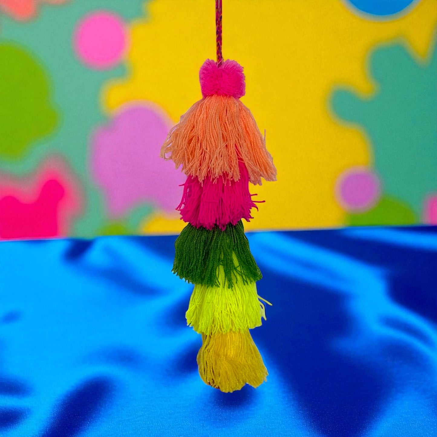 Pompons en laine artisanaux – Déco murale colorée