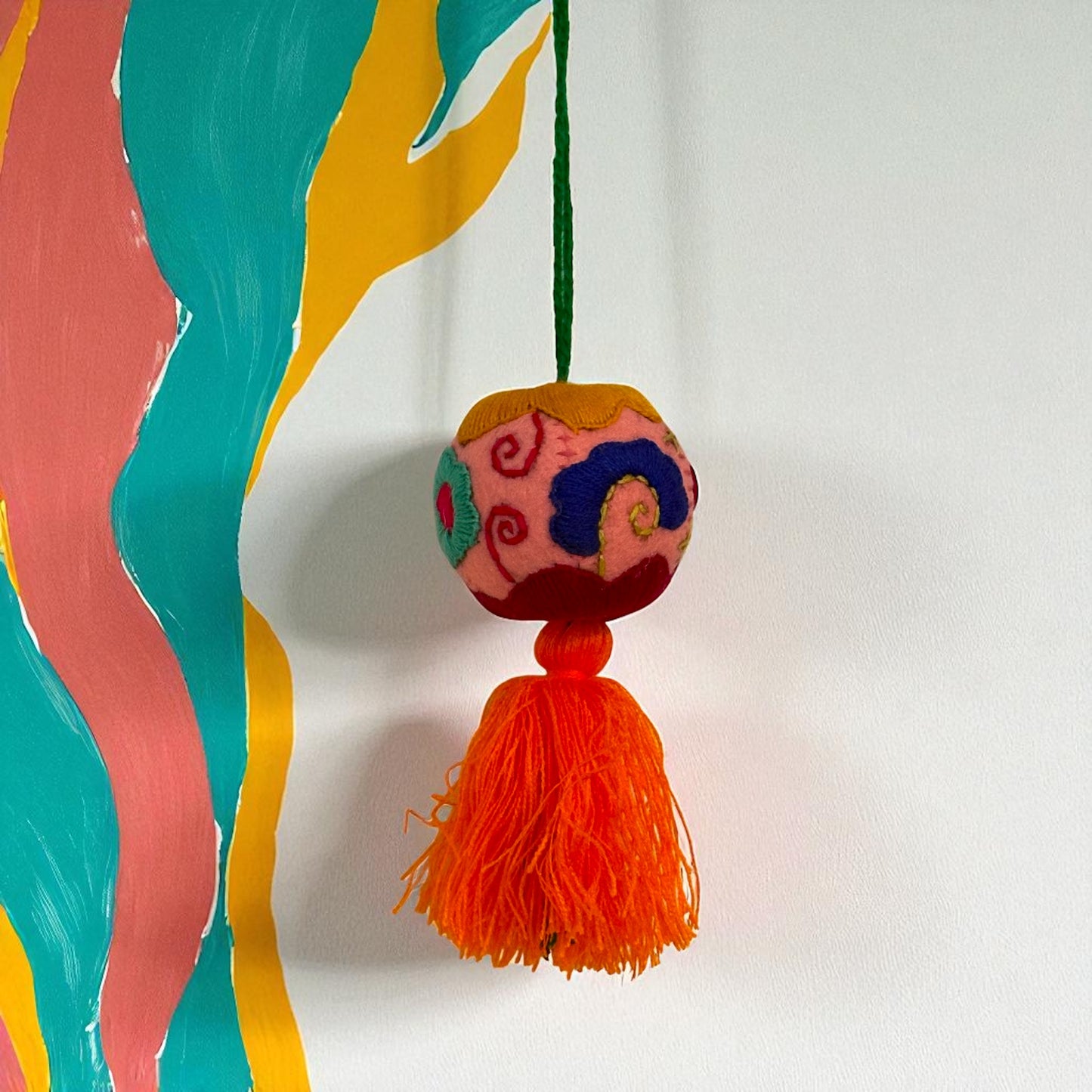 Boule décorative brodée à la main – Pièce unique artisanale du Mexique