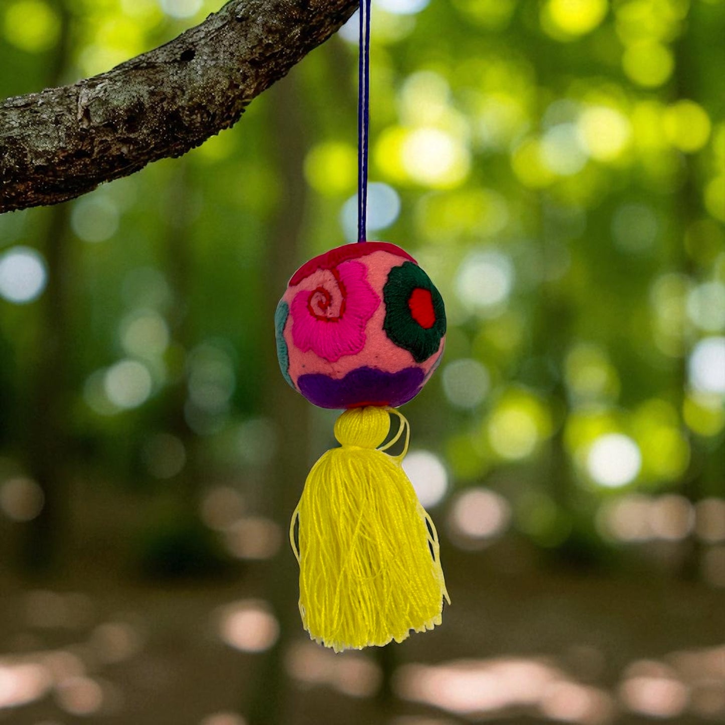 Boule décorative brodée à la main – Pièce unique artisanale du Mexique