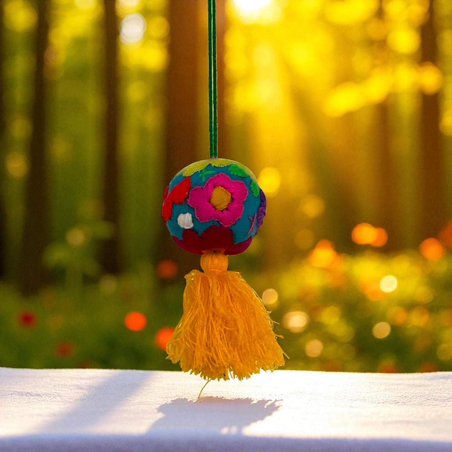 Boule décorative brodée à la main – Pièce unique artisanale du Mexique