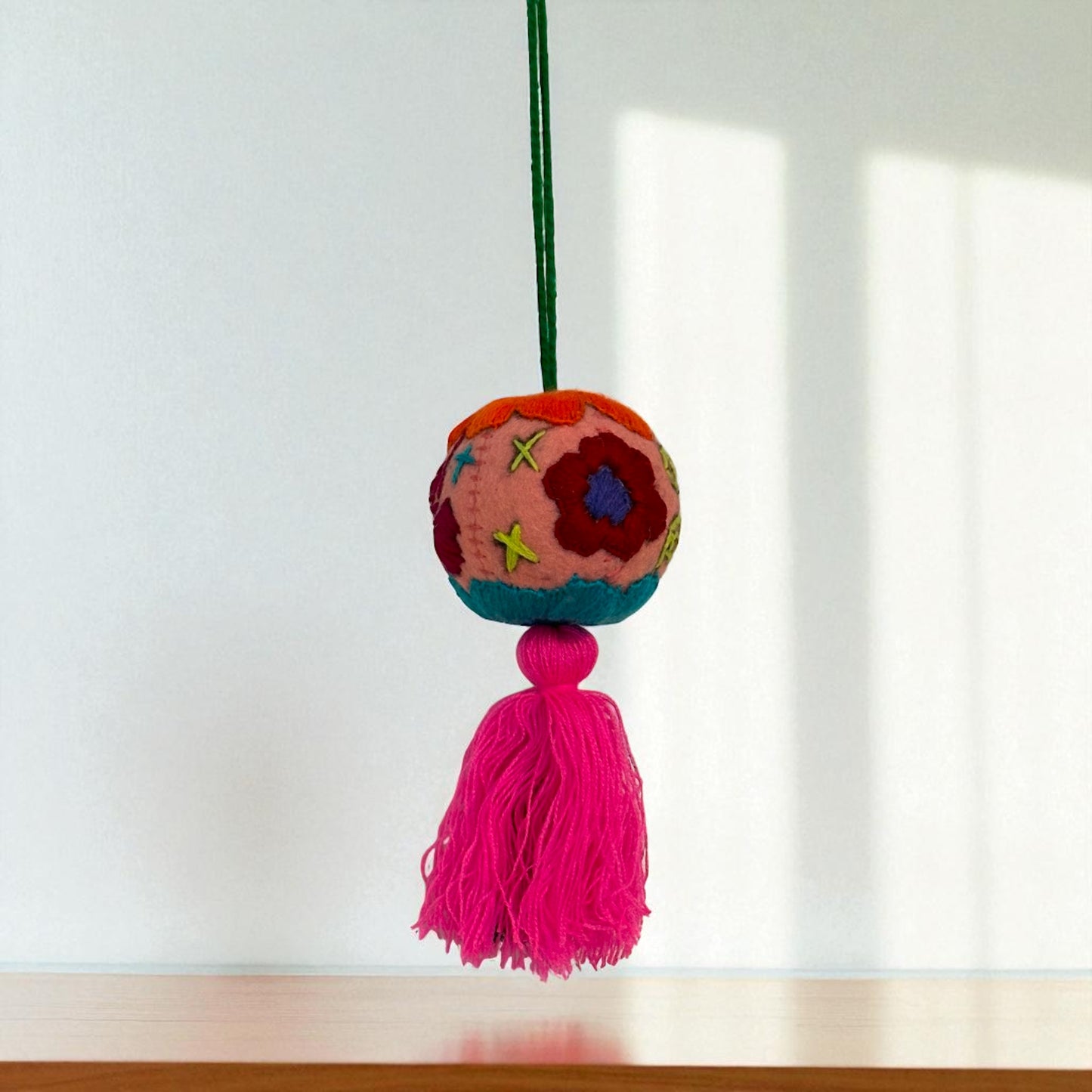 Boule décorative brodée à la main – Pièce unique artisanale du Mexique
