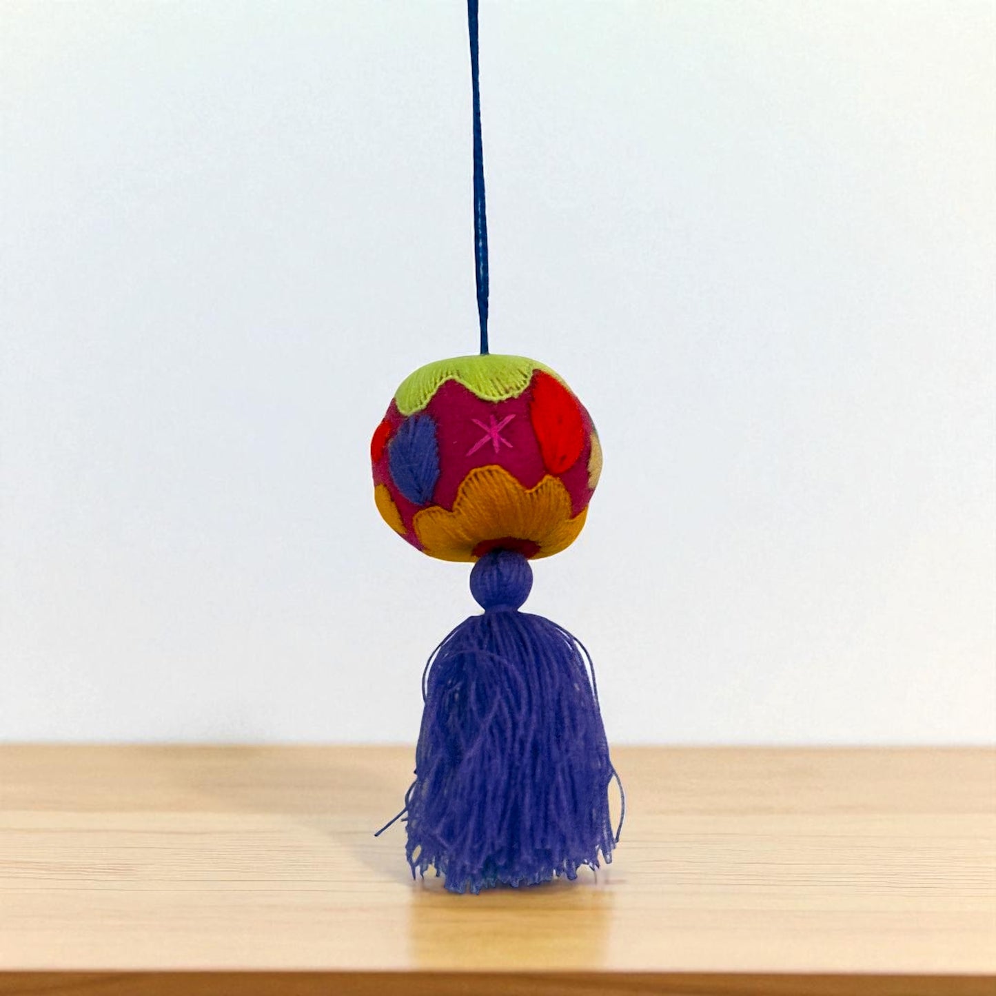 Boule décorative brodée à la main – Pièce unique artisanale du Mexique