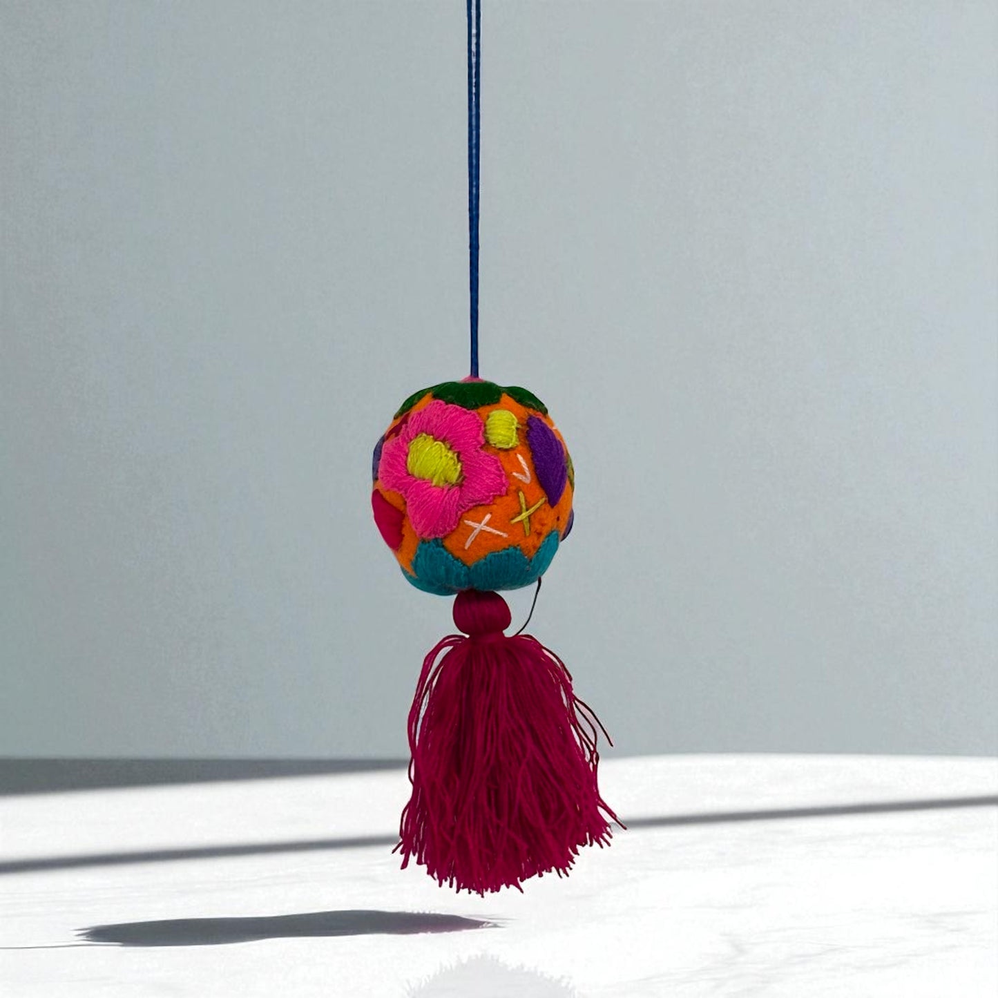Boule décorative brodée à la main – Pièce unique artisanale du Mexique