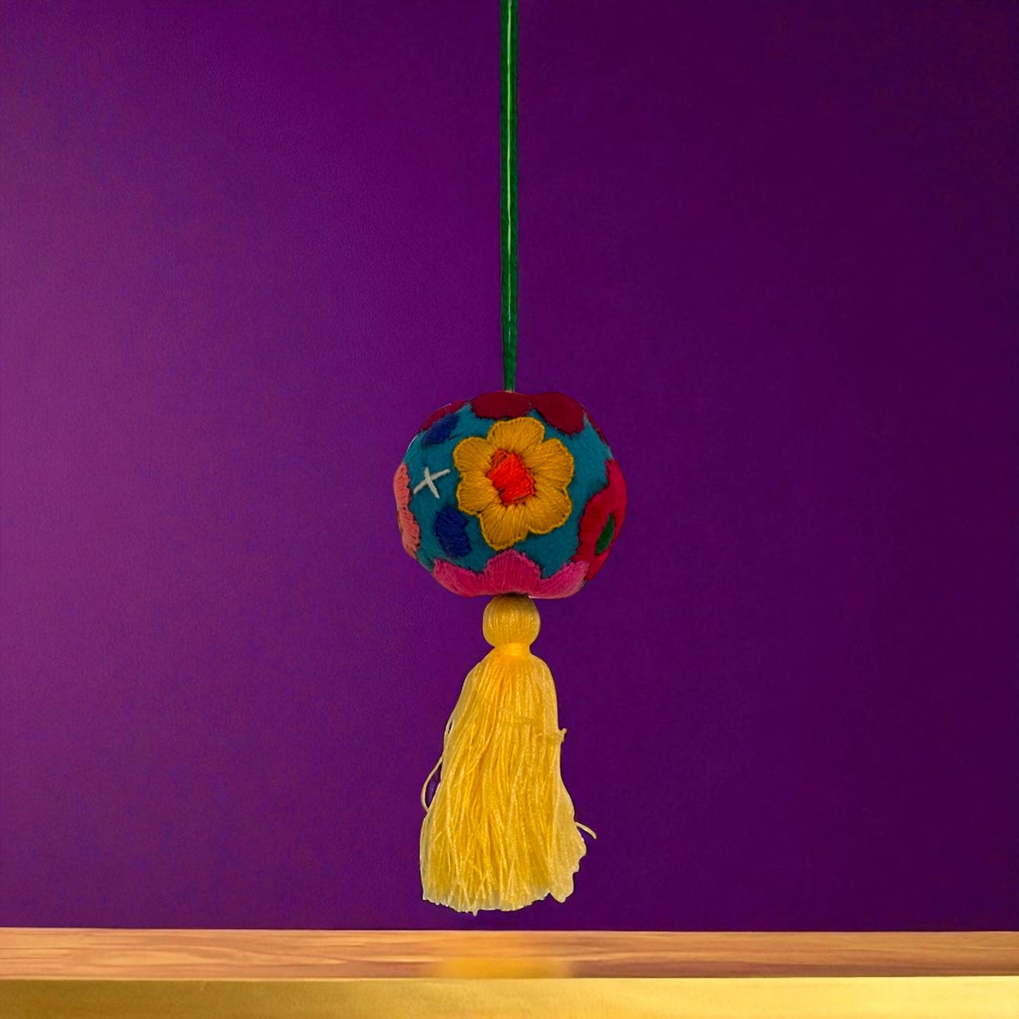 Boule décorative brodée à la main – Pièce unique artisanale du Mexique