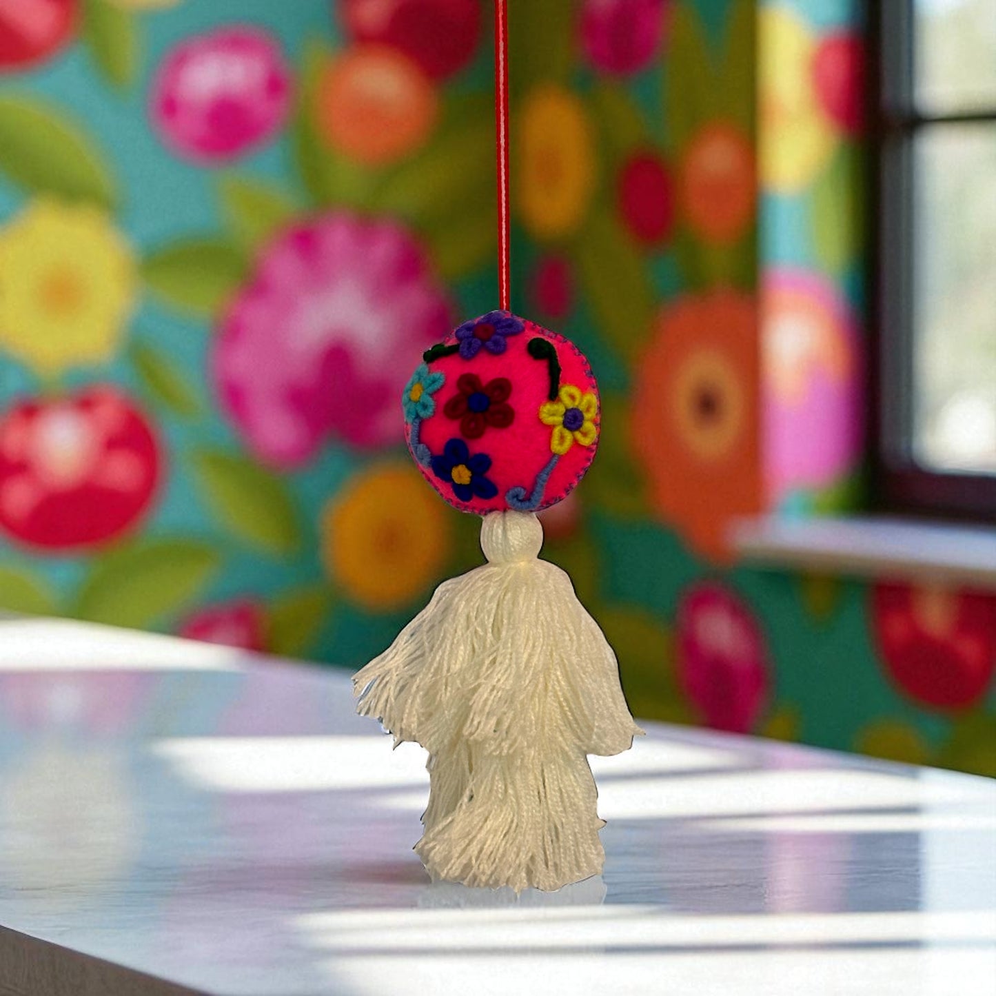 Boule décorative brodée main du Chiapas – Déco colorée en laine et feutrine