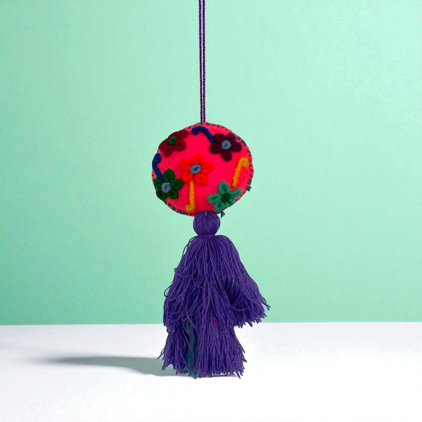 Boule décorative brodée main du Chiapas – Déco colorée en laine et feutrine