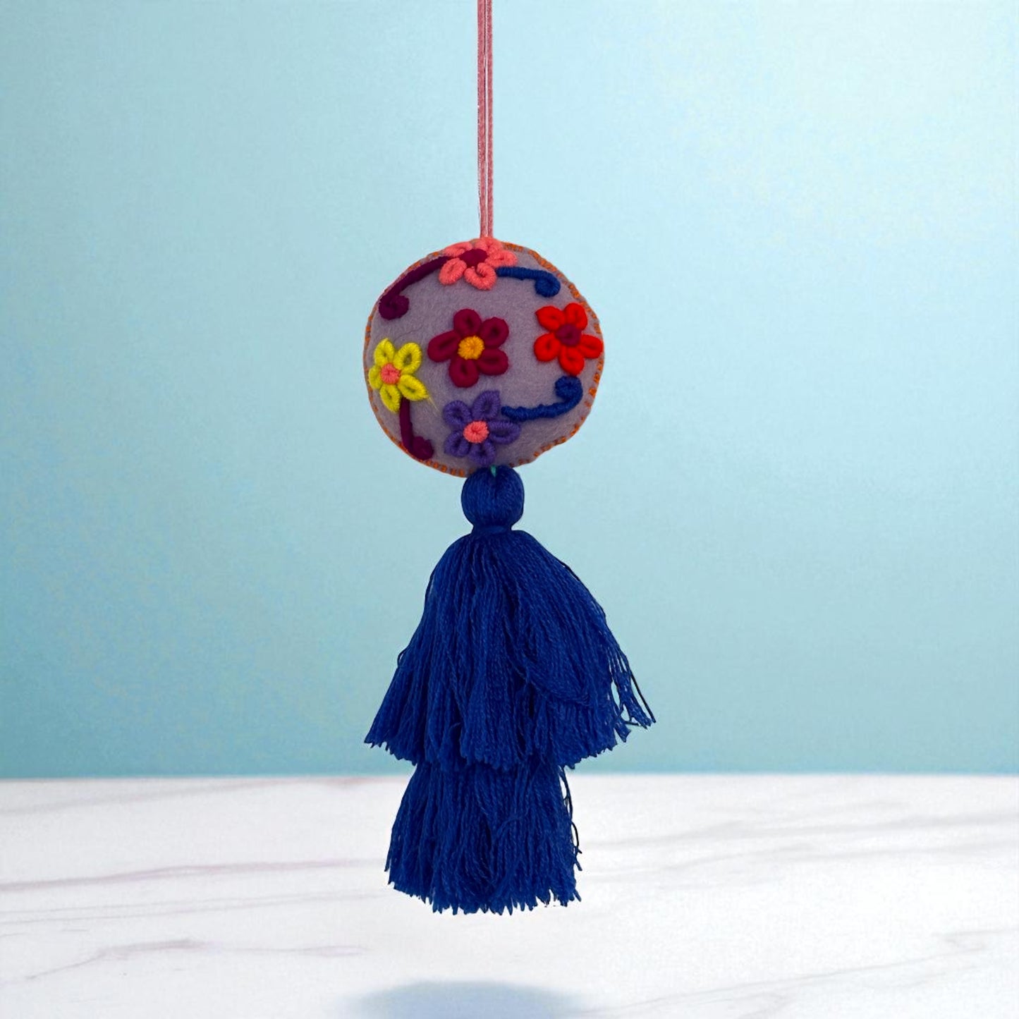 Boule décorative brodée main du Chiapas – Déco colorée en laine et feutrine
