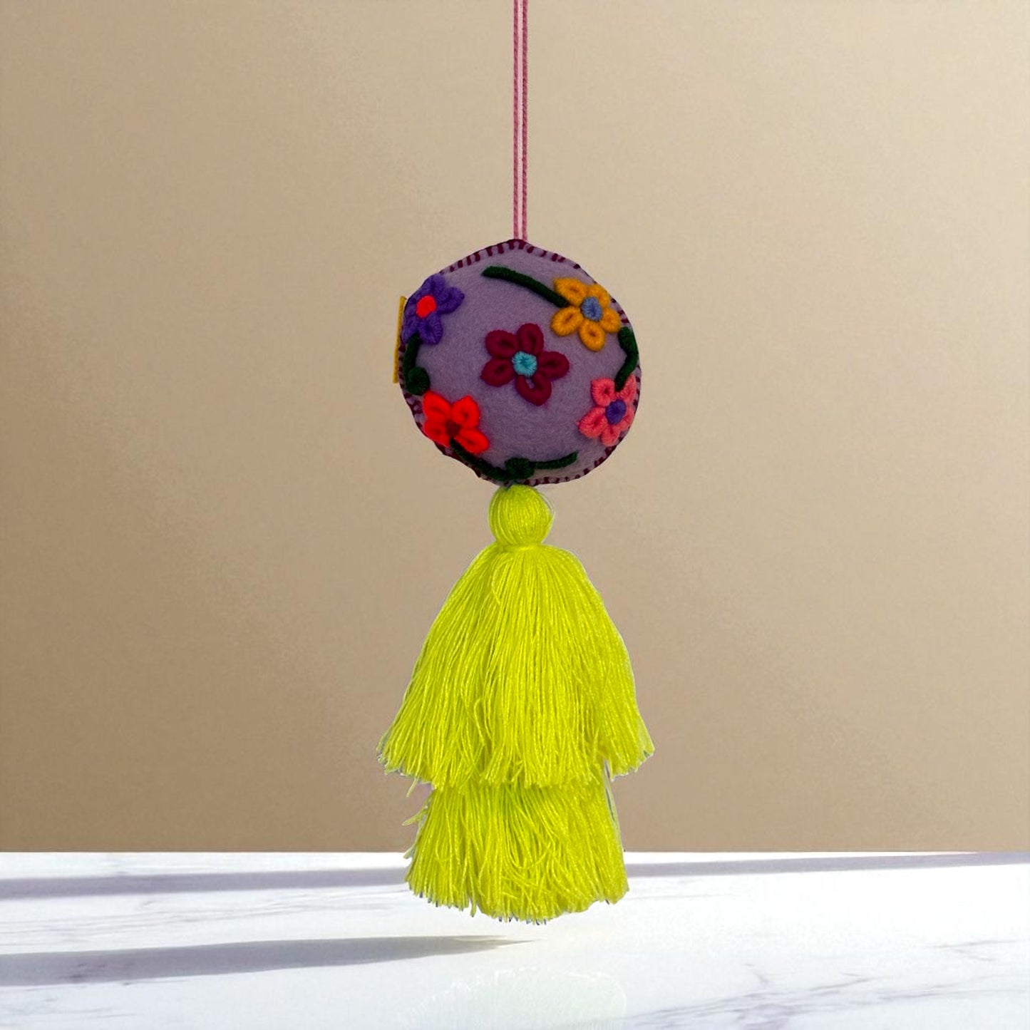 Boule décorative brodée main du Chiapas – Déco colorée en laine et feutrine