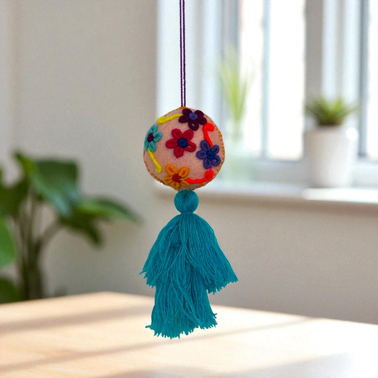 Boule décorative brodée main du Chiapas – Déco colorée en laine et feutrine