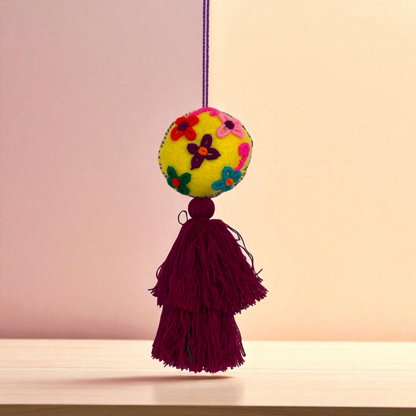 Boule décorative brodée main du Chiapas – Déco colorée en laine et feutrine