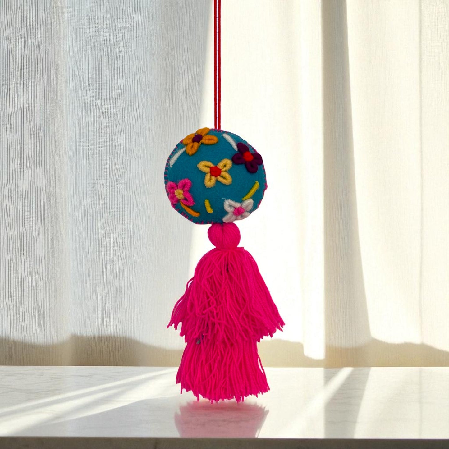 Boule décorative brodée main du Chiapas – Déco colorée en laine et feutrine