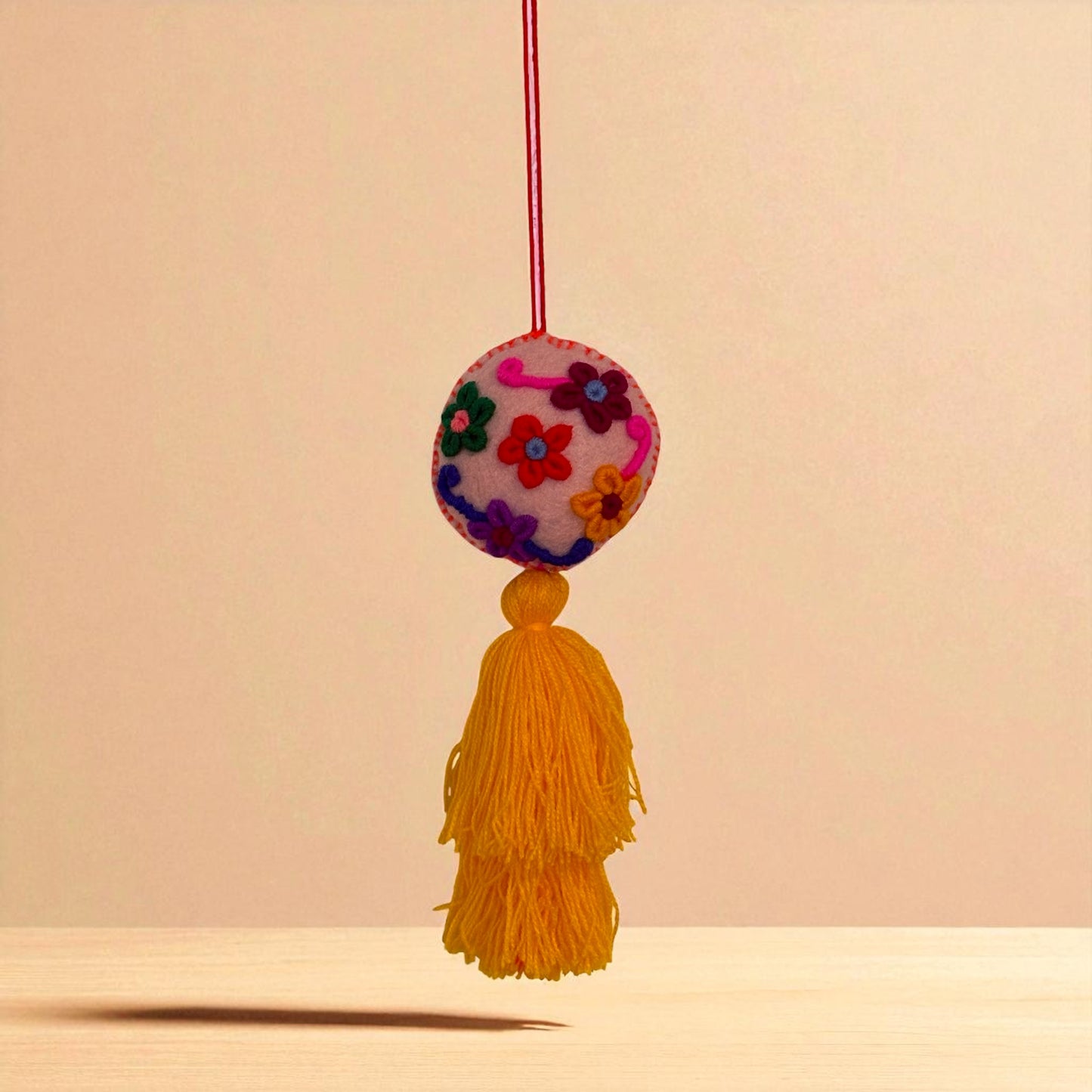 Boule décorative brodée main du Chiapas – Déco colorée en laine et feutrine