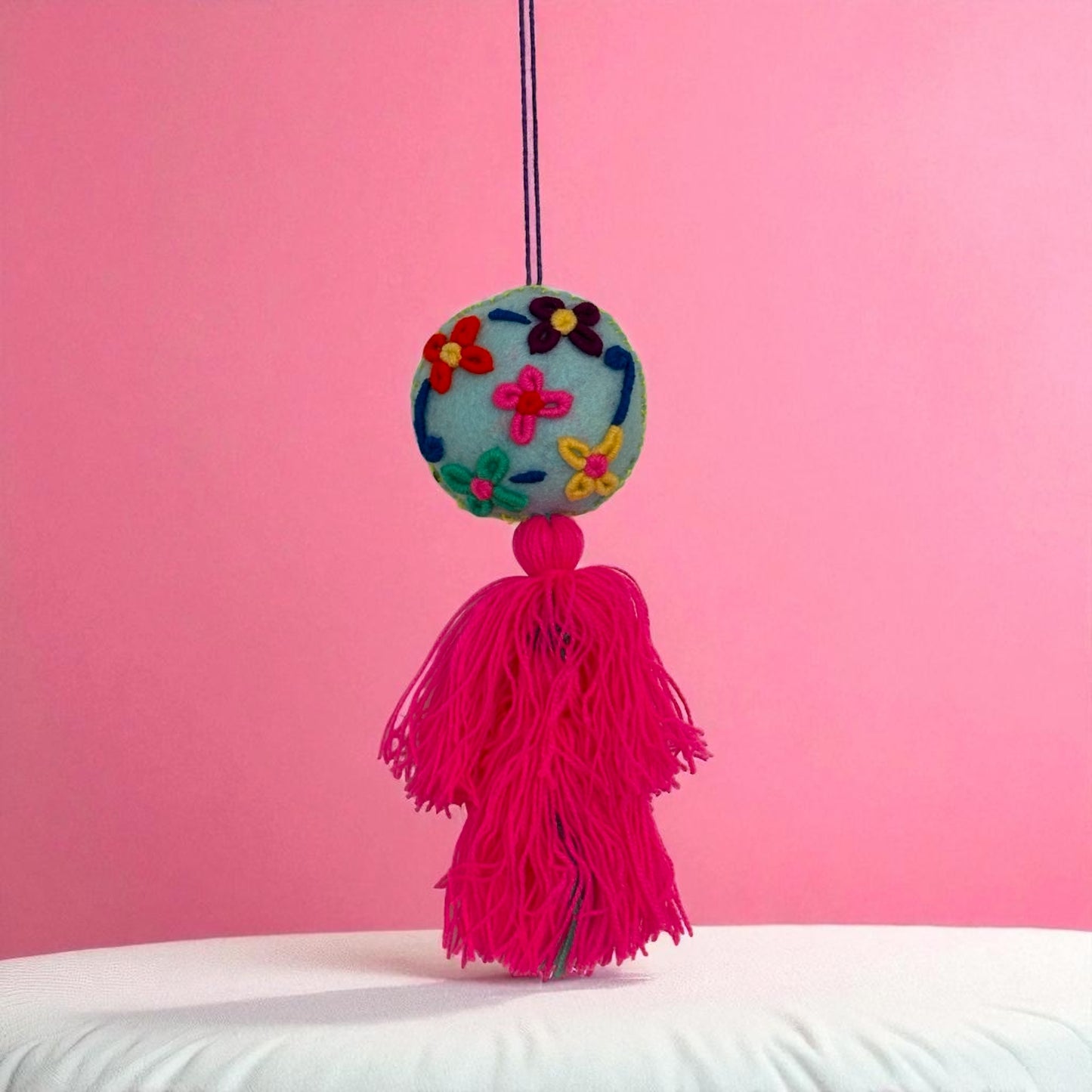 Boule décorative brodée main du Chiapas – Déco colorée en laine et feutrine