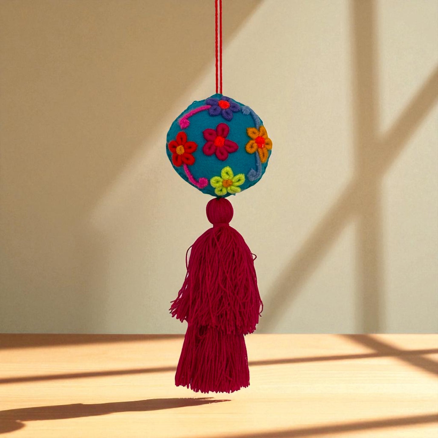 Boule décorative brodée main du Chiapas – Déco colorée en laine et feutrine