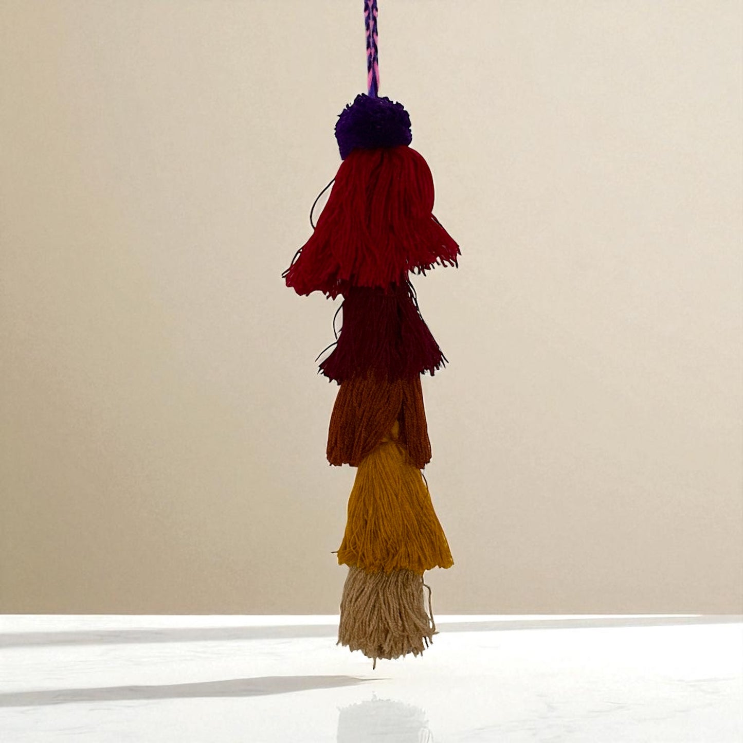 Pompons en laine artisanaux – Déco murale colorée