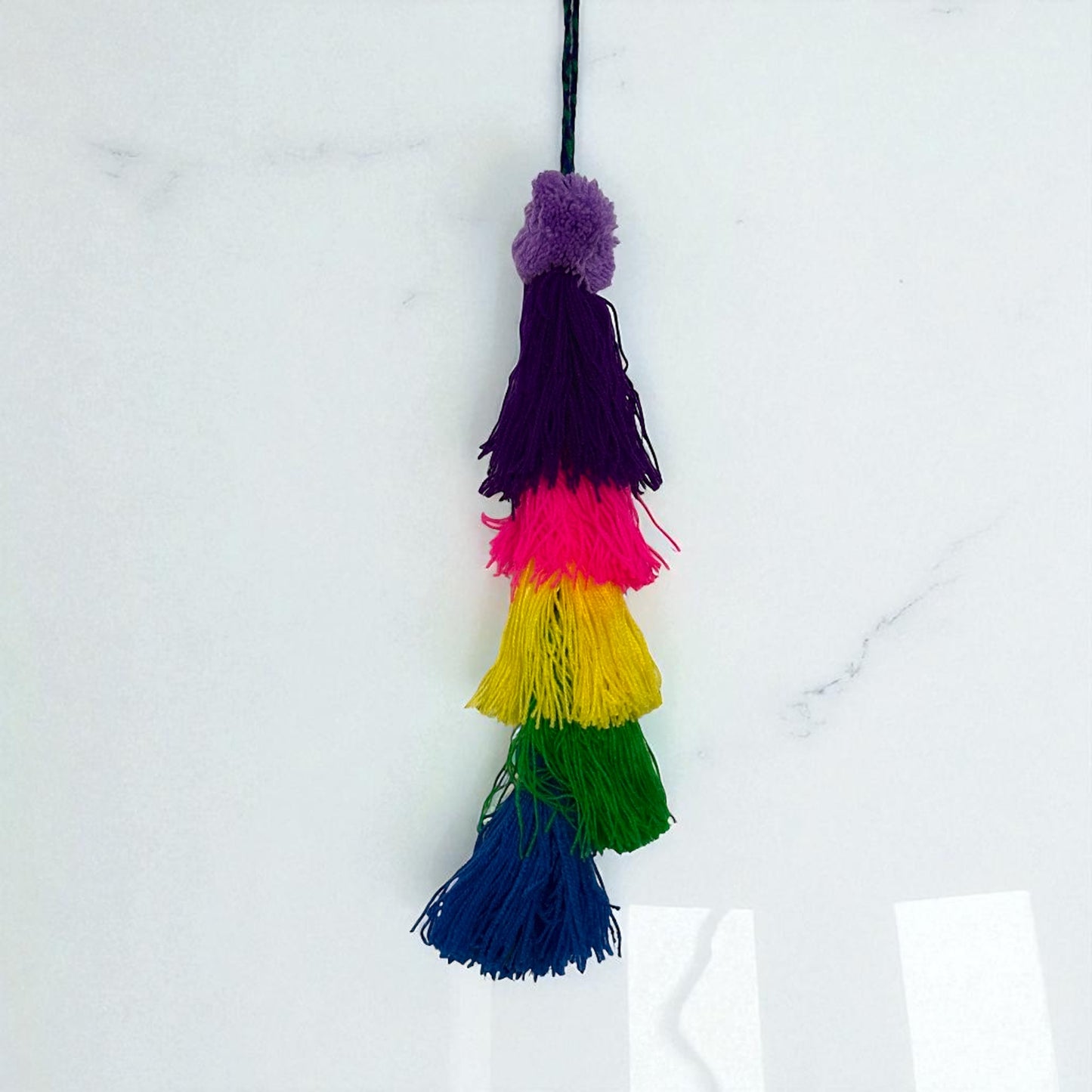 Pompons en laine artisanaux – Déco murale colorée