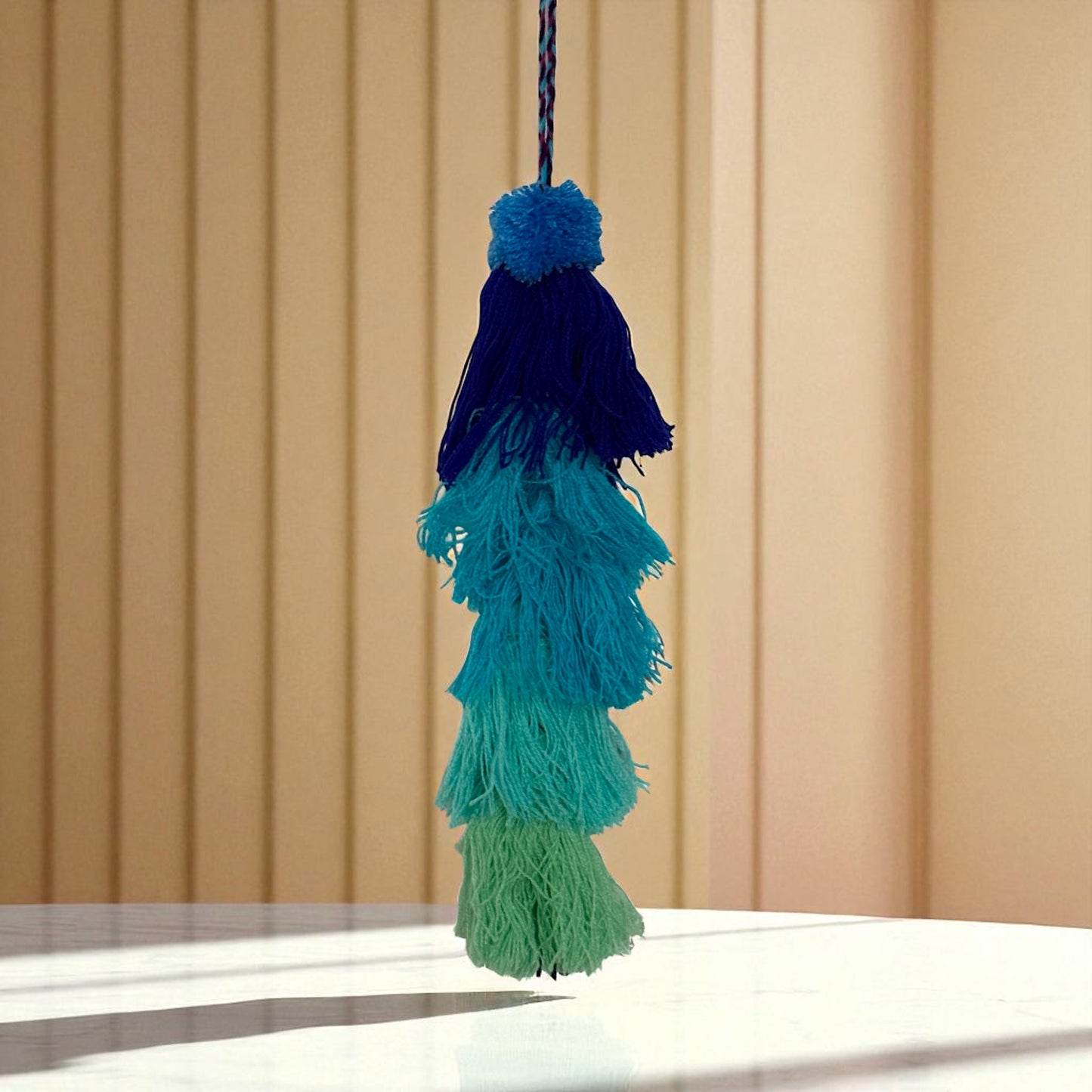Pompons en laine artisanaux – Déco murale colorée