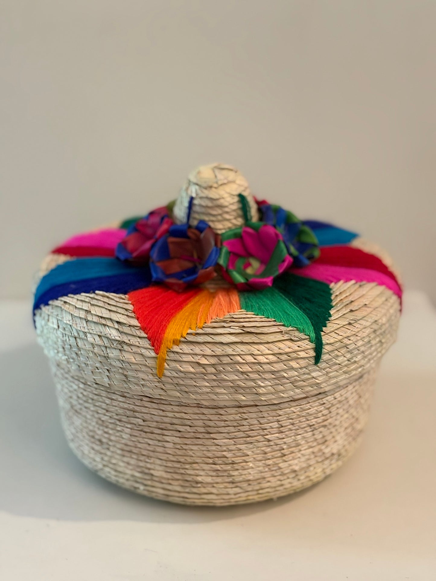 Caja Flor de Valles – Boîte en palma colorée faite main