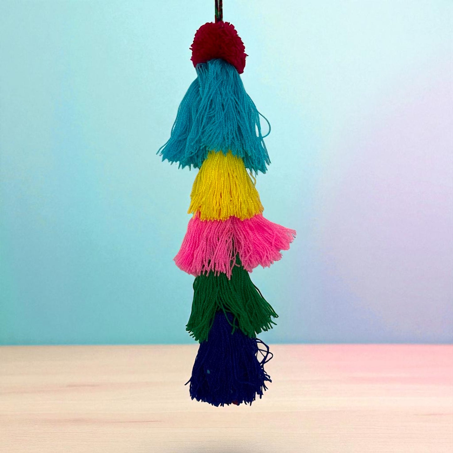 Pompons en laine artisanaux – Déco murale colorée