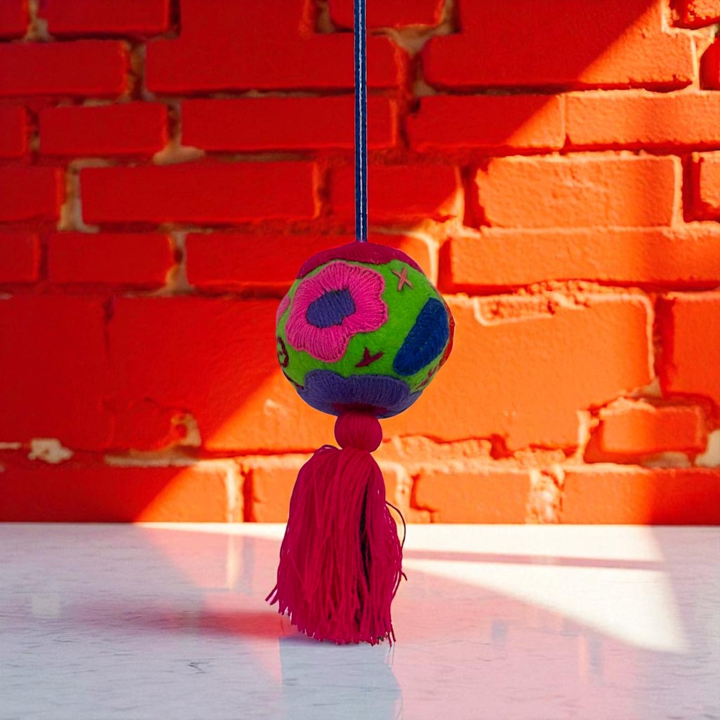 Boule décorative brodée à la main – Pièce unique artisanale du Mexique