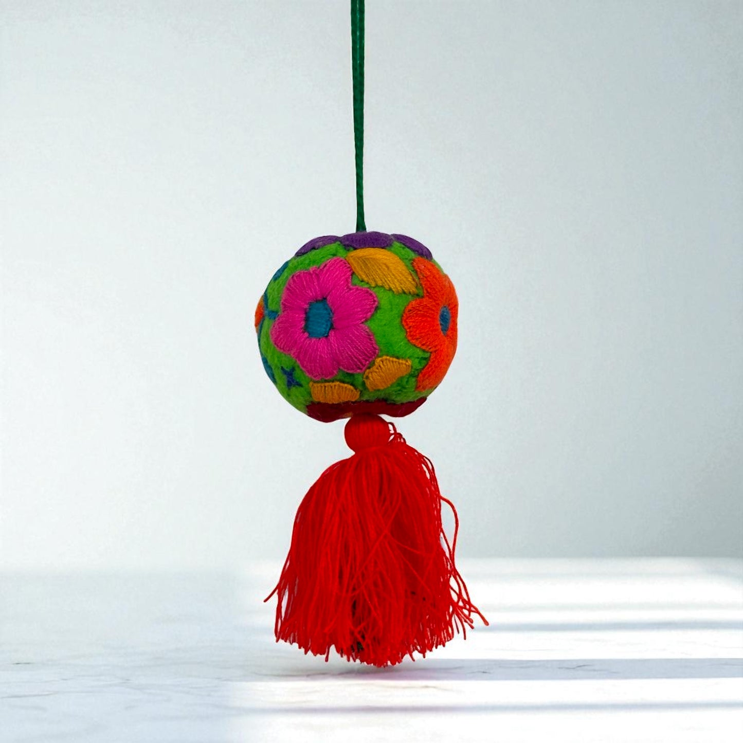 Boule décorative brodée à la main – Pièce unique artisanale du Mexique