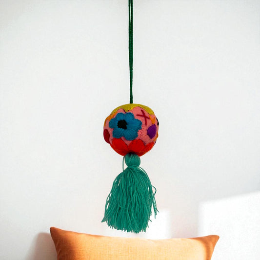 Boule décorative brodée à la main – Pièce unique artisanale du Mexique