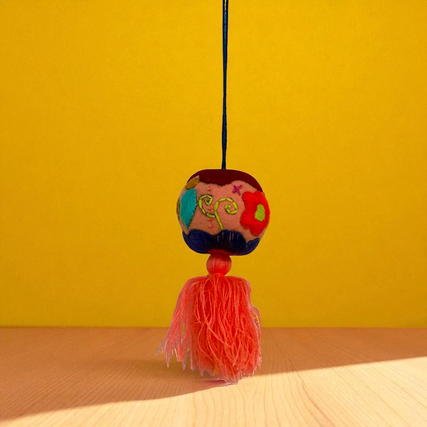 Boule décorative brodée à la main – Pièce unique artisanale du Mexique