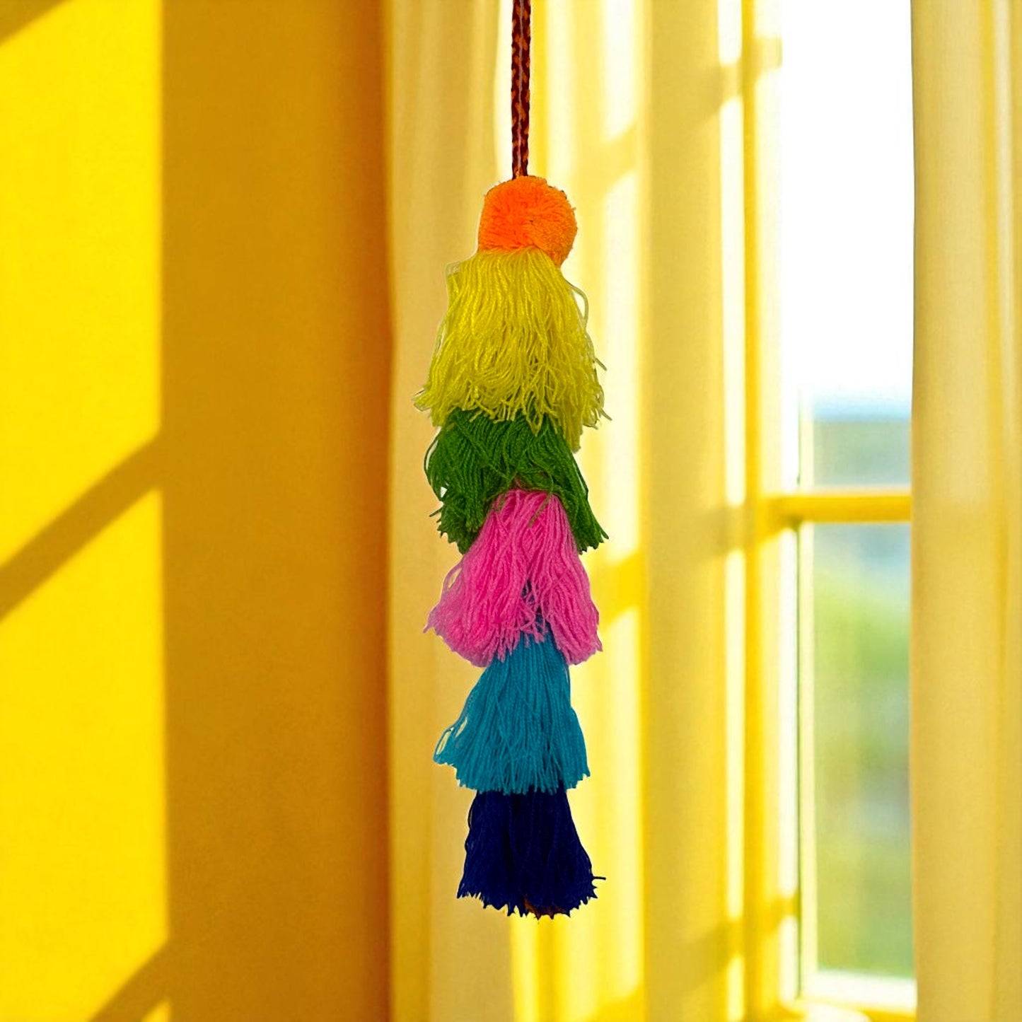 Pompons en laine artisanaux – Déco murale colorée