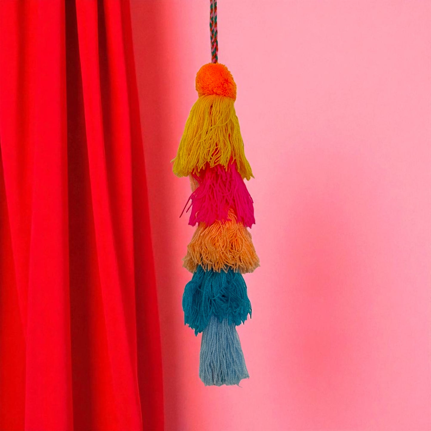 Pompons en laine artisanaux – Déco murale colorée