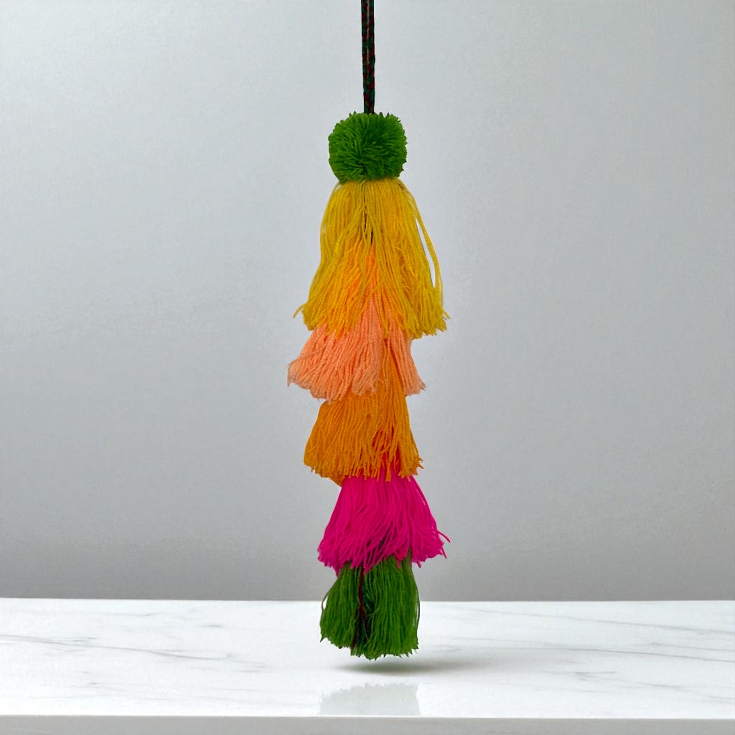 Pompons en laine artisanaux – Déco murale colorée