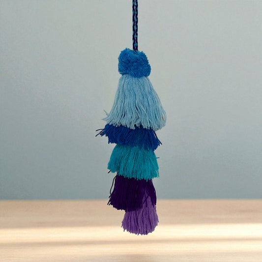 Pompons en laine artisanaux – Déco murale colorée